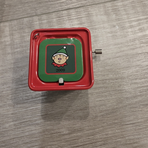 Hallmark Pop! Goes the Elf Jack-in-the-Box - Green and Red - Picture 5 of 6